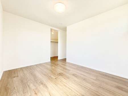 �Q���@�������V���v���ȋ�ԂŁA���[�t���x�b�h��f�X�N�ȂǁA���@�\�ȉƋ�����p���₷���ł�