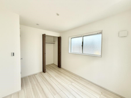 �Q���@�������V���v���ȋ�ԂŁA���[�t���x�b�h��f�X�N�ȂǁA���@�\�ȉƋ�����p���₷���ł�