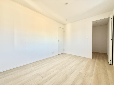 �Q���@�������V���v���ȋ�ԂŁA���[�t���x�b�h��f�X�N�ȂǁA���@�\�ȉƋ�����p���₷���ł�