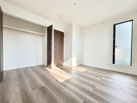 �Q���@�������V���v���ȋ�ԂŁA���[�t���x�b�h��f�X�N�ȂǁA���@�\�ȉƋ�����p���₷���ł�