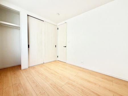 �Q���@�������V���v���ȋ�ԂŁA���[�t���x�b�h��f�X�N�ȂǁA���@�\�ȉƋ�����p���₷���ł�