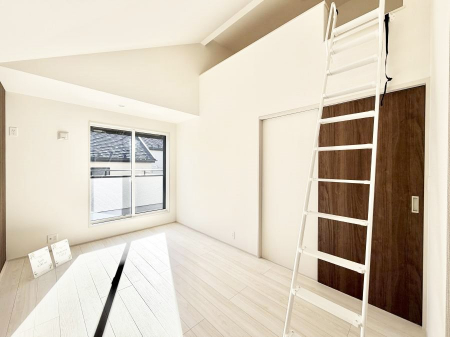 �Q���@�������V���v���ȋ�ԂŁA���[�t���x�b�h��f�X�N�ȂǁA���@�\�ȉƋ�����p���₷���ł�