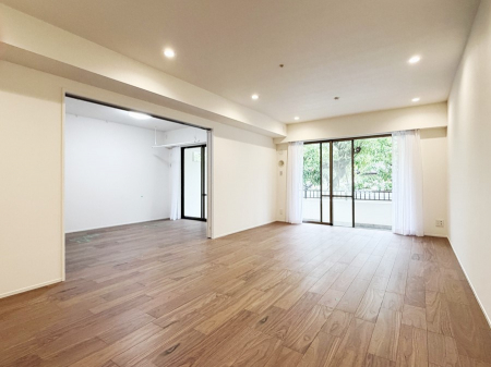 rO@났ƏΊ炪W܂AS܂郊rO