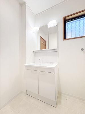 ʑEʏ@邢ʏ͖̎yłႢł