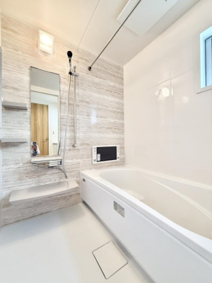 �����@�����������������F�����̕ǖʁA������芰����o�X���[��