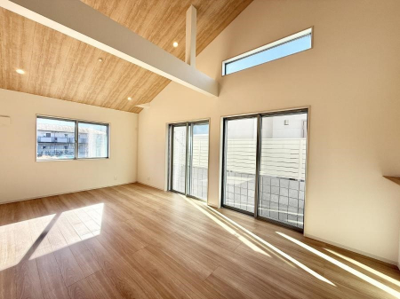 ���r���O�@���������S�n�̂����A���z�̃��r���O