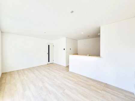 �Q���@�������V���v���ȋ�ԂŁA���[�t���x�b�h��f�X�N�ȂǁA���@�\�ȉƋ�����p���₷���ł�