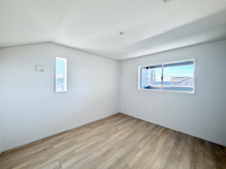 �Q���@�������V���v���ȋ�ԂŁA���[�t���x�b�h��f�X�N�ȂǁA���@�\�ȉƋ�����p���₷���ł�