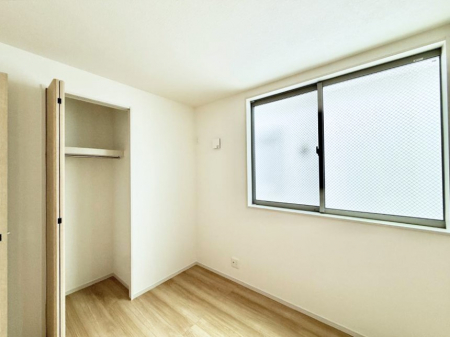 �Q���@�������V���v���ȋ�ԂŁA���[�t���x�b�h��f�X�N�ȂǁA���@�\�ȉƋ�����p���₷���ł�