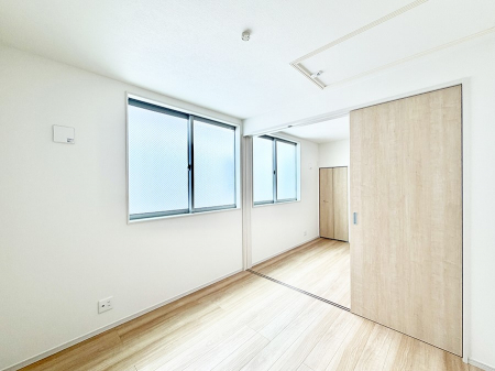 �Q���@�������V���v���ȋ�ԂŁA���[�t���x�b�h��f�X�N�ȂǁA���@�\�ȉƋ�����p���₷���ł�