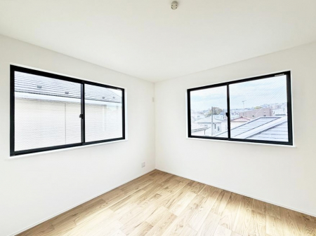 �Q���@�������V���v���ȋ�ԂŁA���[�t���x�b�h��f�X�N�ȂǁA���@�\�ȉƋ�����p���₷���ł�