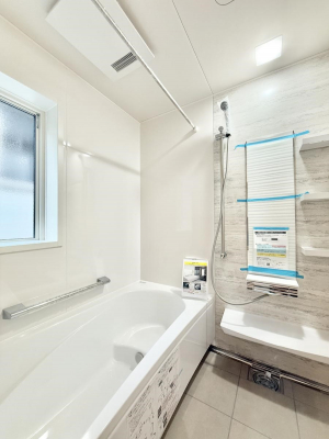 �����@�����������������F�����̕ǖʁA������芰����o�X���[��