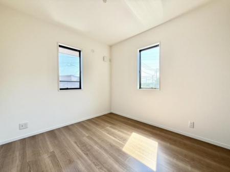 �Q���@�������V���v���ȋ�ԂŁA���[�t���x�b�h��f�X�N�ȂǁA���@�\�ȉƋ�����p���₷���ł�