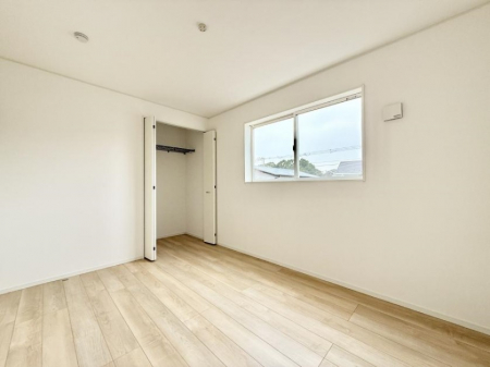 �Q���@�������V���v���ȋ�ԂŁA���[�t���x�b�h��f�X�N�ȂǁA���@�\�ȉƋ�����p���₷���ł�