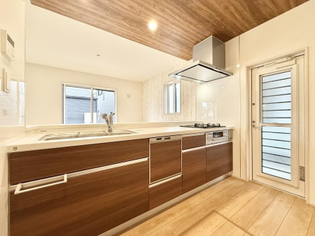 ���r���O�@���������S�n�̂����A���z�̃��r���O