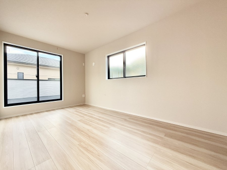 �Q���@�������V���v���ȋ�ԂŁA���[�t���x�b�h��f�X�N�ȂǁA���@�\�ȉƋ�����p���₷���ł�