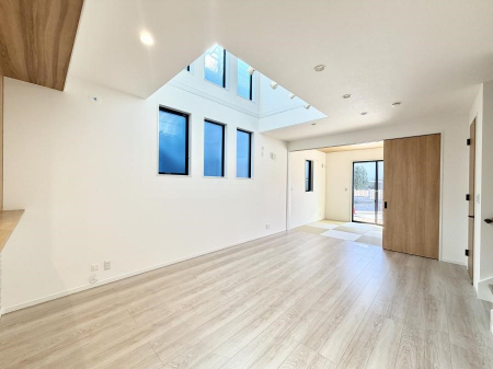 ���r���O�@���������S�n�̂����A���z�̃��r���O