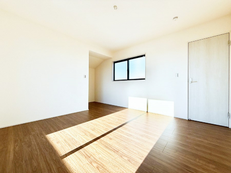 �Q���@�������V���v���ȋ�ԂŁA���[�t���x�b�h��f�X�N�ȂǁA���@�\�ȉƋ�����p���₷���ł�