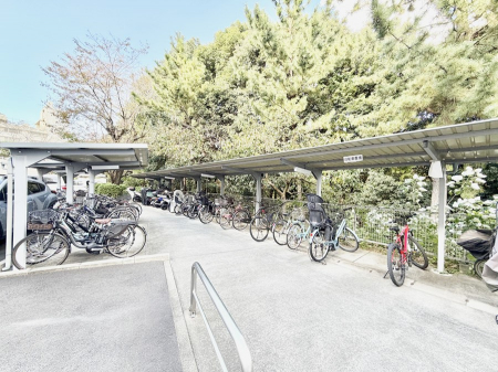 ���̑��@�O�ρ����X�̈ړ��ɕ֗��Ȓ��փX�y�[�X����������m�ۂ���Ă��܂�