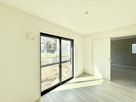 �Q���@�������V���v���ȋ�ԂŁA���[�t���x�b�h��f�X�N�ȂǁA���@�\�ȉƋ�����p���₷���ł�