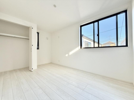 �Q���@�������V���v���ȋ�ԂŁA���[�t���x�b�h��f�X�N�ȂǁA���@�\�ȉƋ�����p���₷���ł�