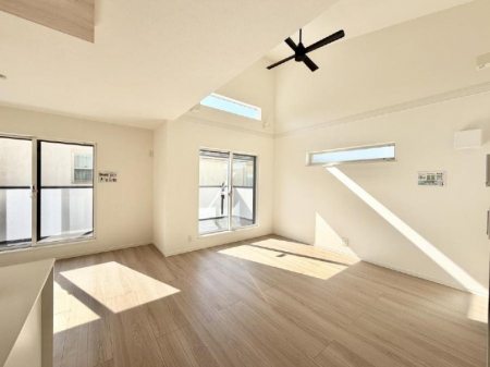 ���r���O�@���������S�n�̂����A���z�̃��r���O