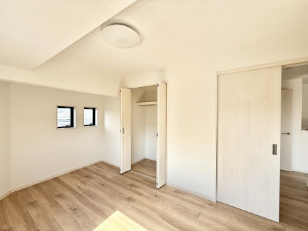 �Q���@�������V���v���ȋ�ԂŁA���[�t���x�b�h��f�X�N�ȂǁA���@�\�ȉƋ�����p���₷���ł�