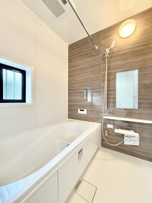 �����@�����������������F�����̕ǖʁA������芰����o�X���[��