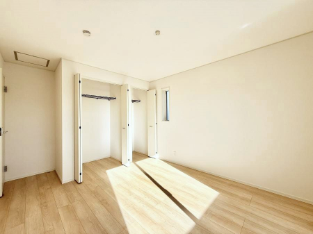 �Q���@�������V���v���ȋ�ԂŁA���[�t���x�b�h��f�X�N�ȂǁA���@�\�ȉƋ�����p���₷���ł�