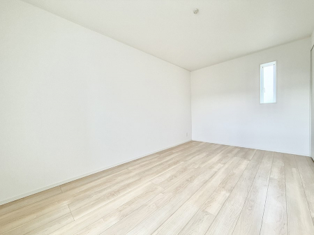 �Q���@�������V���v���ȋ�ԂŁA���[�t���x�b�h��f�X�N�ȂǁA���@�\�ȉƋ�����p���₷���ł�