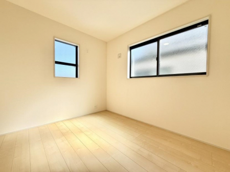 �Q���@�������V���v���ȋ�ԂŁA���[�t���x�b�h��f�X�N�ȂǁA���@�\�ȉƋ�����p���₷���ł�