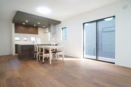 ���r���O�@���������R�̌����������݁A���邢��Ԃ��L����܂�