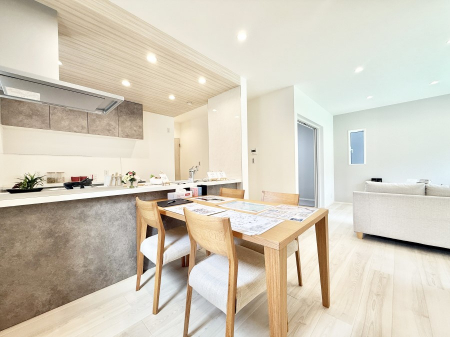 ���r���O�@���������R�Ɖ�b�����܂��A�S�n�悢�ЂƂƂ�