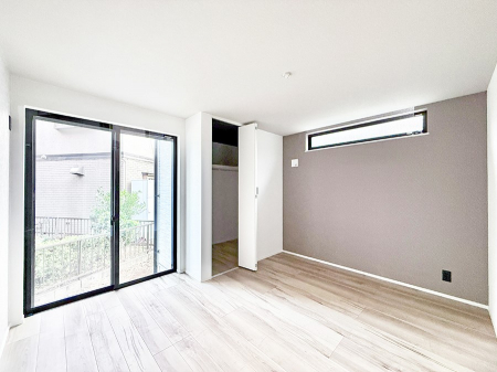 �Q���@�������V���v���ȋ�ԂŁA���[�t���x�b�h��f�X�N�ȂǁA���@�\�ȉƋ�����p���₷���ł�