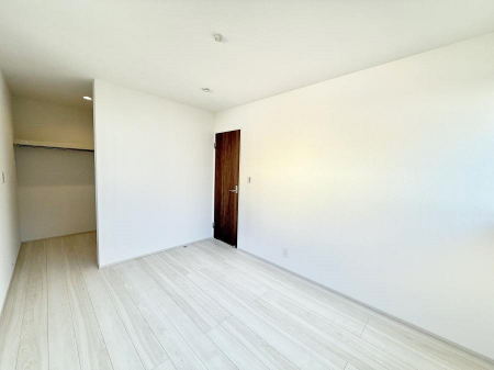 �Q���@�������V���v���ȋ�ԂŁA���[�t���x�b�h��f�X�N�ȂǁA���@�\�ȉƋ�����p���₷���ł�