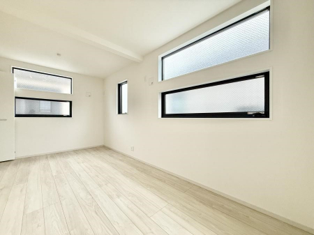 �Q���@�������V���v���ȋ�ԂŁA���[�t���x�b�h��f�X�N�ȂǁA���@�\�ȉƋ�����p���₷���ł�