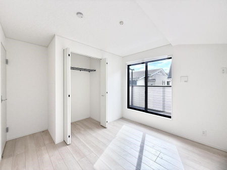 �Q���@�������V���v���ȋ�ԂŁA���[�t���x�b�h��f�X�N�ȂǁA���@�\�ȉƋ�����p���₷���ł�