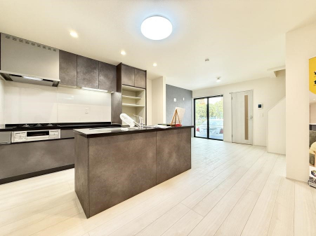 ���r���O�@���������S�n�̂����A���z�̃��r���O