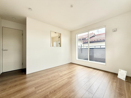 �Q���@�������V���v���ȋ�ԂŁA���[�t���x�b�h��f�X�N�ȂǁA���@�\�ȉƋ�����p���₷���ł�