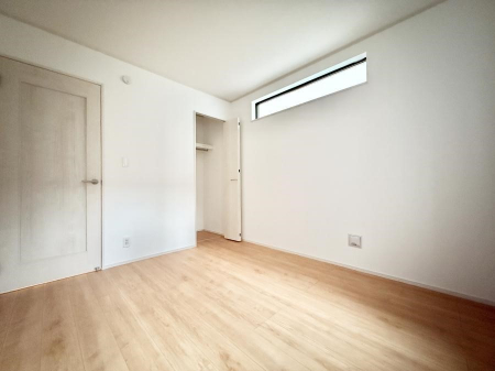 �Q���@�������V���v���ȋ�ԂŁA���[�t���x�b�h��f�X�N�ȂǁA���@�\�ȉƋ�����p���₷���ł�