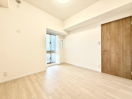 �Q���@�������V���v���ȋ�ԂŁA���[�t���x�b�h��f�X�N�ȂǁA���@�\�ȉƋ�����p���₷���ł�