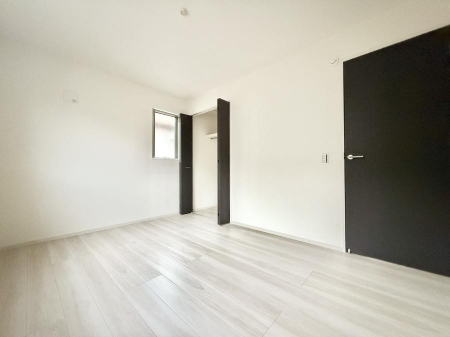 �Q���@�������V���v���ȋ�ԂŁA���[�t���x�b�h��f�X�N�ȂǁA���@�\�ȉƋ�����p���₷���ł�