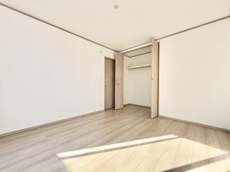 �Q���@�������V���v���ȋ�ԂŁA���[�t���x�b�h��f�X�N�ȂǁA���@�\�ȉƋ�����p���₷���ł�