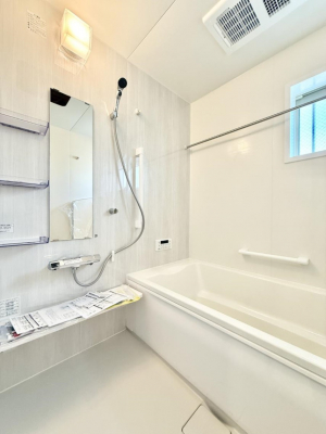 �����@�����������������F�����̕ǖʁA������芰����o�X���[��