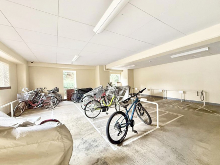 ���̑��@�O�ρ��~�n���ɒ��֏���������Ă���A���]�Ԃ̗��p���X���[�Y�ł�