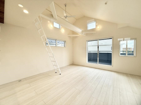 ���r���O�@���������S�n�̂����A���z�̃��r���O