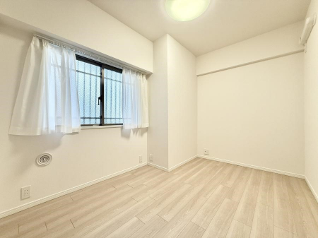 �Q���@�������V���v���ȋ�ԂŁA���[�t���x�b�h��f�X�N�ȂǁA���@�\�ȉƋ�����p���₷���ł�