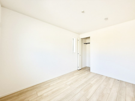 �Q���@�������V���v���ȋ�ԂŁA���[�t���x�b�h��f�X�N�ȂǁA���@�\�ȉƋ�����p���₷���ł�