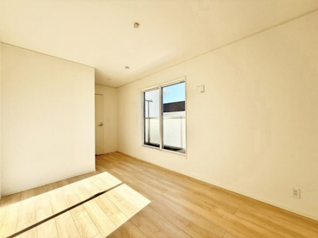 �Q���@�������V���v���ȋ�ԂŁA���[�t���x�b�h��f�X�N�ȂǁA���@�\�ȉƋ�����p���₷���ł�