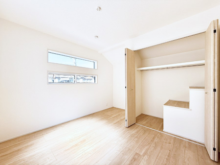 �Q���@�������V���v���ȋ�ԂŁA���[�t���x�b�h��f�X�N�ȂǁA���@�\�ȉƋ�����p���₷���ł�